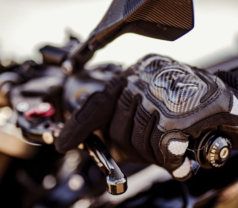Les gants qu on fournit au client à bord de nos taxi moto parisien
