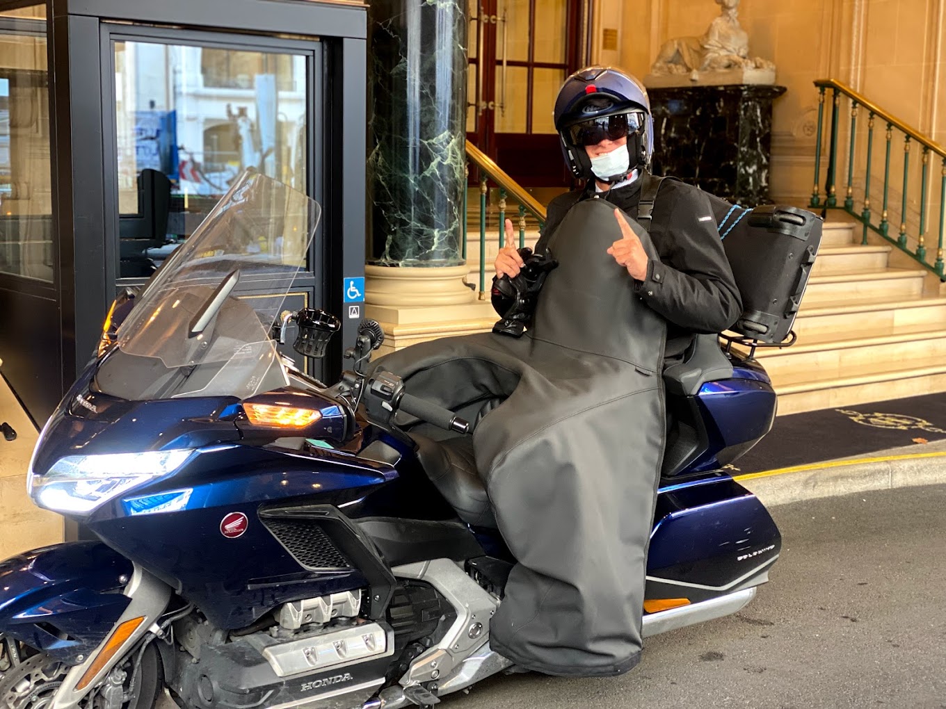 Un client heureux de Paris amplitude à bord de notre taxi moto
