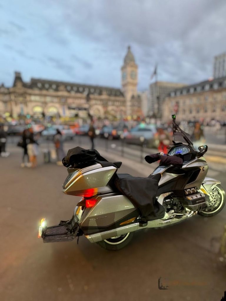 WhatsApp_Image_2024-06-08_ý _11.53.40_f835ab49-Photoroom-transformed taxi moto paris