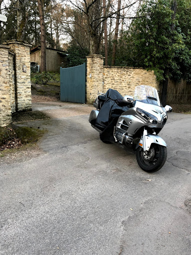 Notre taxi moto devant la maison d'un client