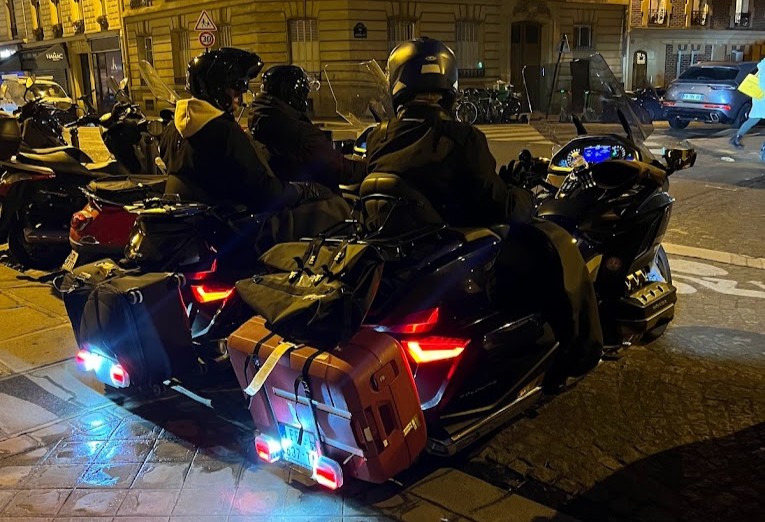 Des clients à bords des taxi moto Paris Amplitude