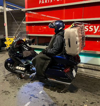 Un client à bord de notre Taxi moto devant l'aéroport de Paris Roissy