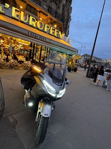 Un taxi moto devant l'europeen à Paris
