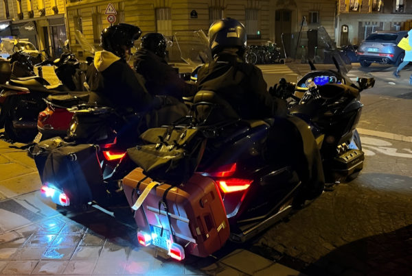 Des clients à bords des taxi moto Paris Amplitude