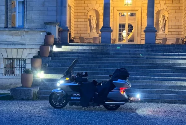 La goldwing de Khaled devant un hôtel Parisien