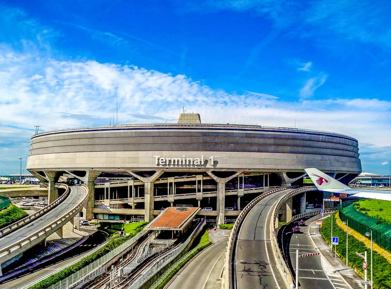 Taxi Moto Paris CDG – Le Transfert le Plus Rapide avec Paris Amplitude